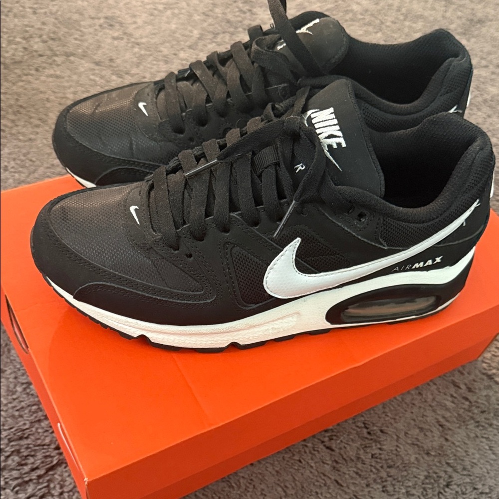 Nike Air Max women’s Black and White Sneakers